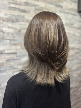 ブラウンベージュ×毛先グレージュの大人レイヤー