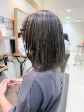 ミラバイケンジ 藤沢(Mira by KENJE) 白髪ぼかし細めハイライト30代40代50代セミディ