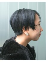 エン(YENN)&nbsp;軽めの前下がりショートは、後頭部の奥行きが鍵♪