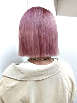 オンザ(ONTHE) 淡いピンクとぱつっと切りっぱなしボブが可愛いボブ
