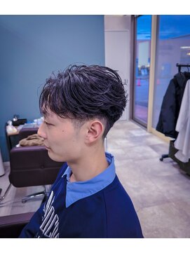 イコール(equal) センターパートフェザーショート