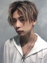 ハイライトで魅せる、色気センターパートは暗髪ベースでも抜け感たっぷり、一気にこなれた印象に＊