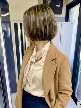 チラ見え白髪を魅力に変える。若見えの美髪カラーデザイン[白髪染め/白髪ぼかし]