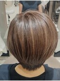 白髪ぼかしハイライトのショートボブスタイル