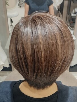 アンベリールフルー(EMBELLIR fleur) 白髪ぼかしハイライトのショートボブスタイル