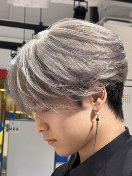 オーシャントーキョー 神戸(OCEAN TOKYO KOBE) シルバーベージュニュアンスセンターパートフェザーショート