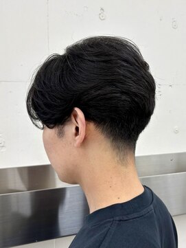 ヒュー 広島(HEW) 韓国風フェザーパーマセンターパート/ツーブロック/刈り上げ