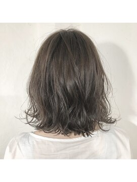 アンフィドットドゥルドゥ(AnFye.dueldo) 【AnFye.dueldo 】グレーベージュ × 外ハネボブ