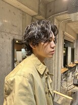 キュー(Cue_)&nbsp;無造作カーリーパーマのセンターパートスタイル　1【影山】