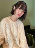 顔周りをウルフカットした切りっぱなしボブ/アッシュブラック