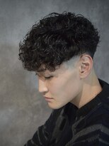 スウェルホワイト(SWELL WHITE)&nbsp;スペインカール　スキンフェード　外国人風　前下がり