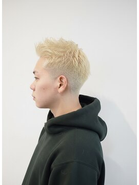 ヘアークリエイ トポライトウィロー 烏丸(Hair Create Polite willow) 30代40代メンズ刈り上げフェードスタイルブロンドベージュ