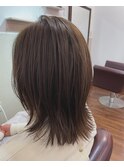 程よい軽さのミディアムレイヤースタイル