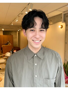 ツム(zum) ナチュラルパーマツーブロックダウンスタイル