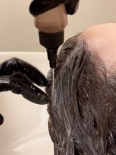 カラー後の手触りが違う。アシディックウォーターで髪を安定させ、ダメージを最小限に。