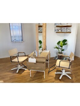 カウンセリングから仕上げまで一人のスタイリストが対応◎一人ひとりの髪のお悩みに親身になって向き合う。