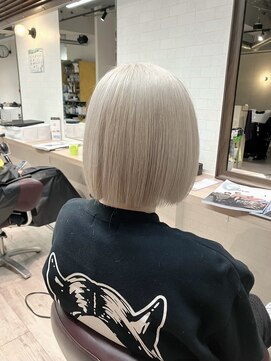 コワファーストナガサキシャンプーボーイ(COIFF1RST NAGASAKI SHAMPOO BOY) 長崎 ハイトーンボブ ホワイトカラー