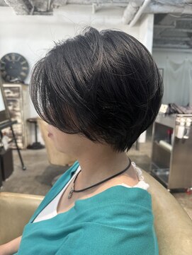 レガーレ(Legare) 前髪長めの前上がりショートスタイル