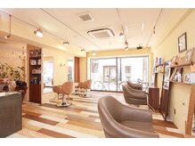 高円寺四百倍美容室の雰囲気（席と席の間隔が広いのでゆったりと過ごせます。）