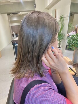 フイ(HUI) 20代30代ダブルカラーブリーチアッシュミディアムウルフ外ハネ