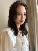 マロンベージュ センターパート セミロング 巻き髪アレンジ