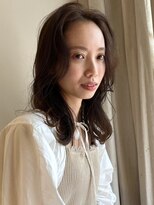 ソンノ(sonno)&nbsp;マロンベージュ センターパート セミロング 巻き髪アレンジ