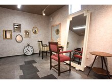 店内のアンティーク家具は直接買い付けた１点ものばかりです。