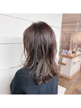 ピース トウキョウ(PEACE TOKYO) ミディアムレングスのアッシュベージュカラー