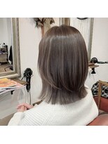 ヘアメイク アンフィ(amphi)&nbsp;透け感ベージュカラーのくびれミディ..~*＊.