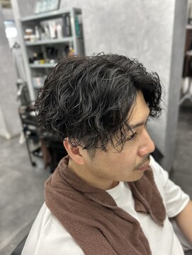クロムトウキョウ ザ バーバー ネオン 新宿店(CHROM TOKYO the Barber ne/on) ツイストスパイラルパーマ/センターパート