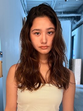 ナヌーク シブヤ(nanuk shibuya) くせ毛風パーマ・無造作ウェーブ・透明感ベージュ