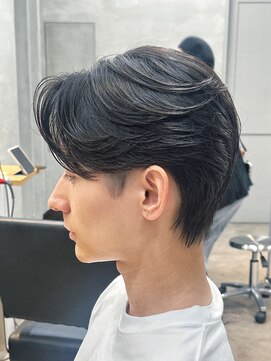 トゥイン 八王子(TWIN) メンズ刈り上げセンターパートフェザーパーマブルーブラック