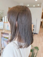 エホン(ehon) 軽やかミディアム×アッシュベージュで叶う、大人の涼やかヘア