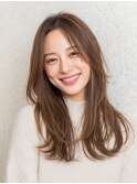 笑顔を引き立てるナチュラルストレートレイヤー