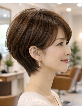 リアン アオヤマ(Liun Aoyama) 大人上品ショート/耳かけ/アッシュベージュ/30代/40代/50代