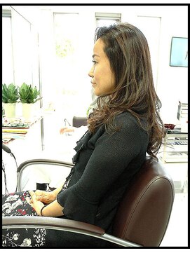 メタ(META) 中明度の外国人風グレージュカラーでグラデーションカラー