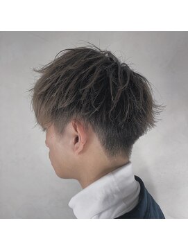 ジゼル(gisele) 外ハネ多め刈り上げマッシュ