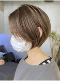 ショートカットくびれショート前下がりボブベージュカラー40代