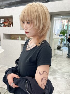 アロ 大阪梅田(alo) 【momoa】ウルフヘア×ブロンドベージュ《大阪梅田/ブリーチ》