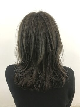 ハロウ カーキベージュのミディアムレイヤー