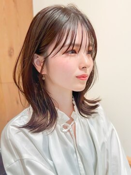 ルエ(rue) 外ハネミディアムインナーカラー小顔ウルフカット20代30代40代