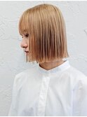 切りっぱなしのブロンドボブ