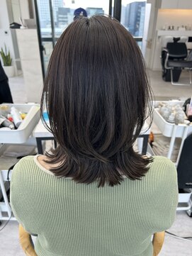 ビューナゴヤ 名駅(VIEW NAGOYA) 外ハネレイヤー/オリーブグレージュ/レイヤーカット/前髪カット