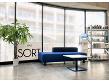 ヘアーソート(HAIR SORT)の雰囲気（解放感のある待合ブース。“初めてだけどなぜか落ち着く”店内）