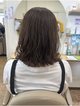 シルエット 美容室 八戸　パーマスタイルにほんのりオリーブベージュ