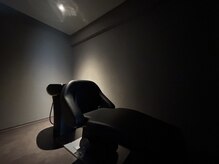 【癒やしの時間】半個室空間、疲れないフルフラットのシャンプー台で髪と頭皮をいたわる極上の時間を