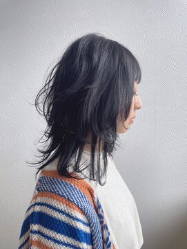 ヴィッカ ヘアーアンドメイク(vikka. hair and make) ブルーブラック×ミディウルフ