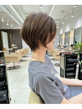 アンド ストーリーズ(&STORIES) 前髪あり耳掛け丸みくびれショートボブ20代30代40代50代（蘭）