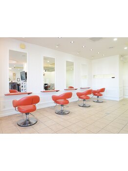 お客様との時間を大切に…。ゆったりとした空間で、周りを気にせず、髪のお悩みやご要望をご相談ください。