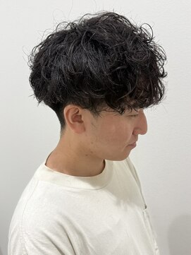 ヒュイル バイ ニアウ(Hwyl by Niau) メンズマッシュパーマニュアンスパーマシャドウパーマ刈り上げ